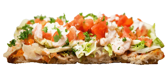 Pizzastück mit Eisbergsalat, Garnelen und Tomatenstückchen mit Mayo und Petersilie