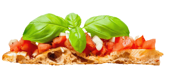 Ein Stück Pizza mit saftigen Tomatenstückchen Stracciatellakäse und einem frischen grünen Balsilikumblatt