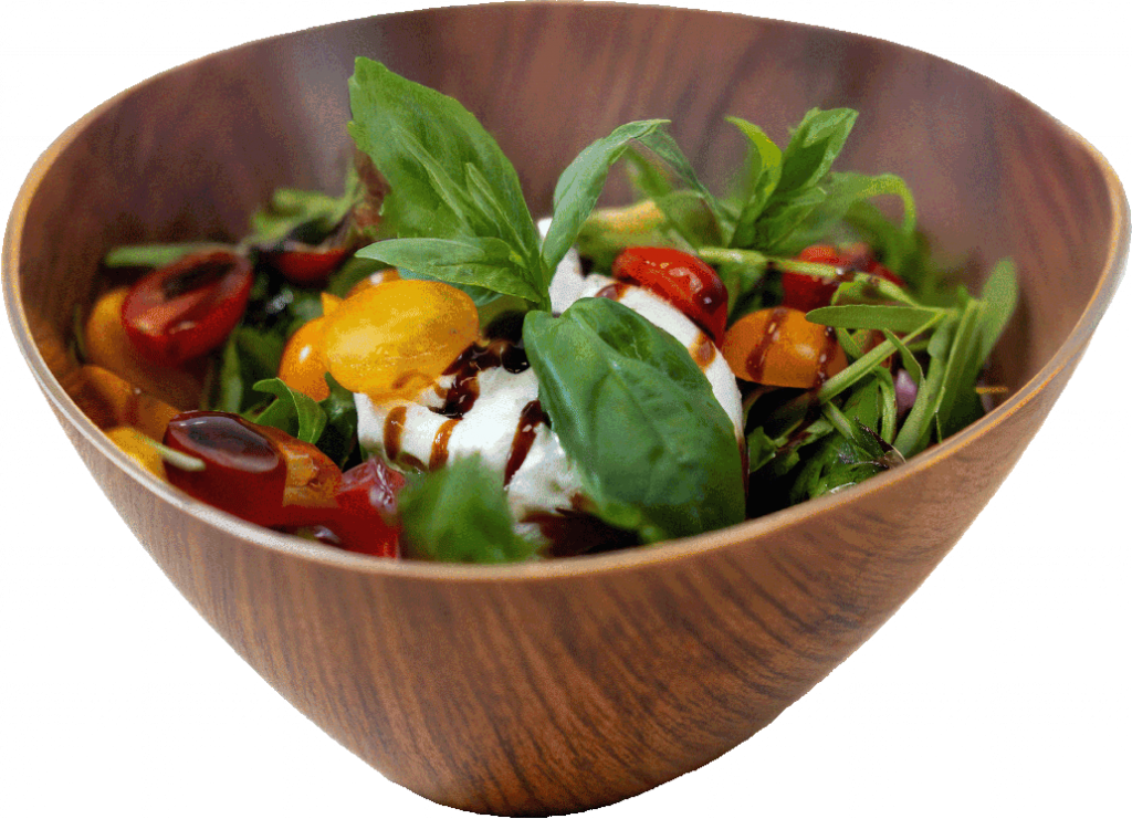 Frische Salatmischung mit Rucola und Kirschtomaten, veredelt mit cremiger Burrata und aromatischen Basilikumblättern. Angerichtet in einer dekorativen Holzschale