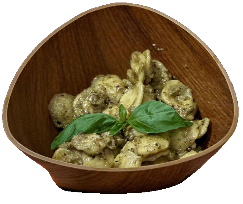 Italienische Past mit Pistazienpesto in hübscher Holzschale