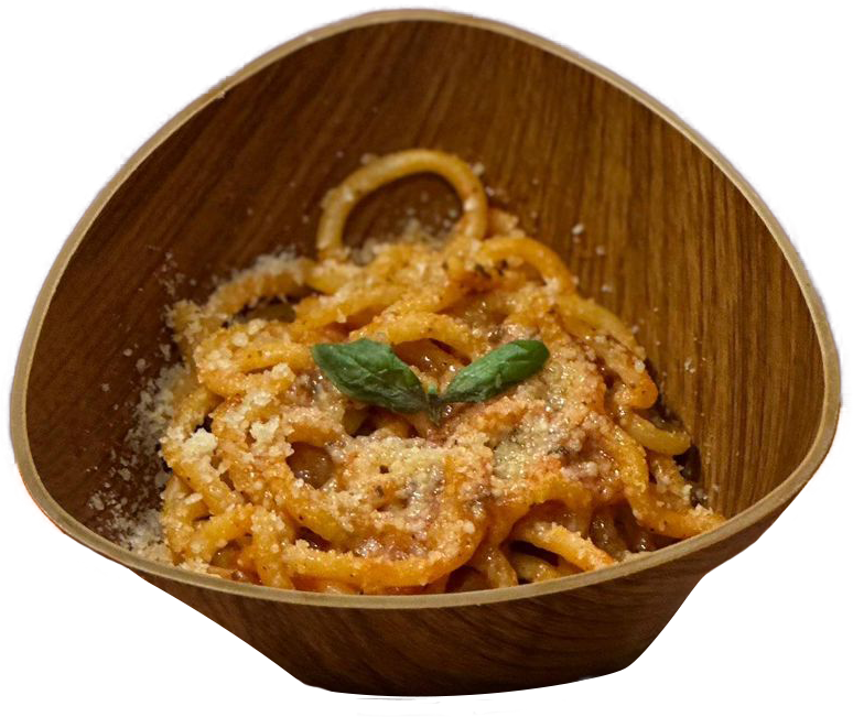 Italienische Past mit Tomatensoße und Parmesan, dekoriert mit einem Basilikumblatt in einer hübschen Holzschale