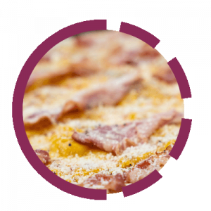 Pizza Carbonara mit Speck und Parmesan