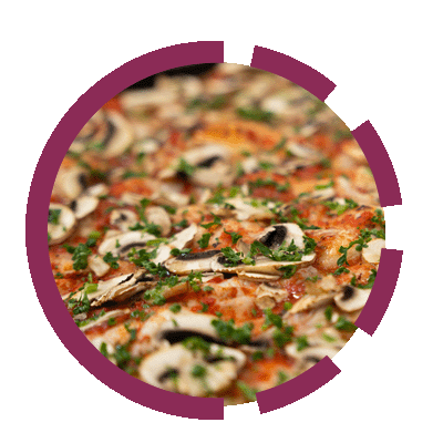 Pizza mit Pilzen und Tomatensoße