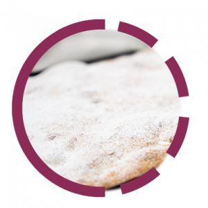 Pizza mit Nutella bedeckt mit Puderzucker