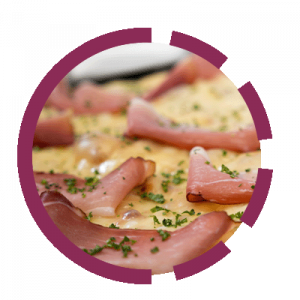 Pizza mit Provolakäse und Speck