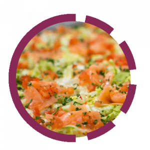 Pizza mit Lachs, knackigem Salt, Mayo und Petersilie