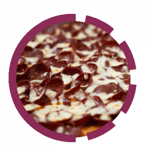 Pizza mit Sucuk, scharfer türkischer Wurst