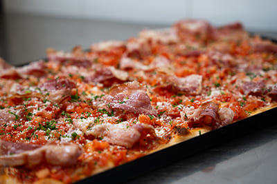 Blechpizza Amatriciana mit Speck