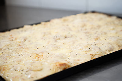 Blechpizza mit Schafskäse und Pfeffer