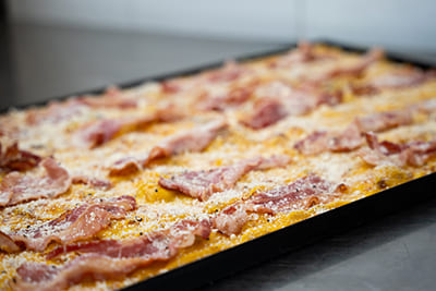 Blechpizza Carbonara mit Speck und Parmesankäse