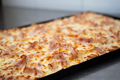 Blechpizza mit Schinken und Mozzarella