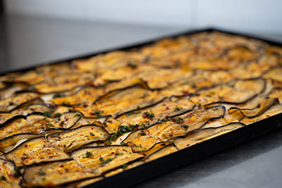 Blechpizza mit Aubergine leicht scharf