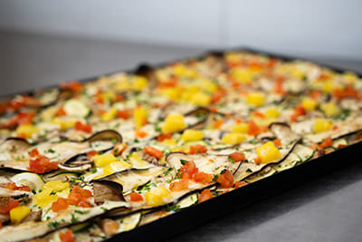 Blechpizza mit Zucchini, Paprika und Mozzarella