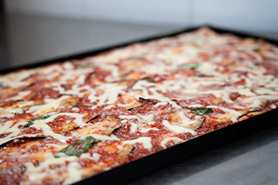 Blechpizza mit Auberginen und Parmesankäse