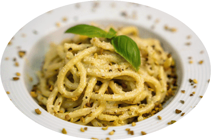 Pasta mit Pistazienpesto garniert mit Basilikum