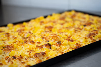 Blechpizza mit Kartoffeln und Rosmarin