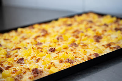Blechpizza mit Kartoffeln und Hackfleisch