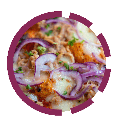 Ausschnitt Pizza Thunfisch mit roten Zwiebeln und geschmolzenem Mozzarella