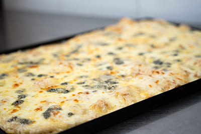 Blechpizza mit vier Käsesorten