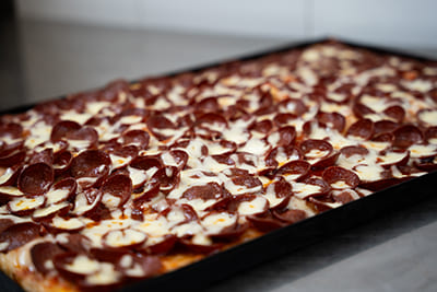 Blechpizza mit Sucuk