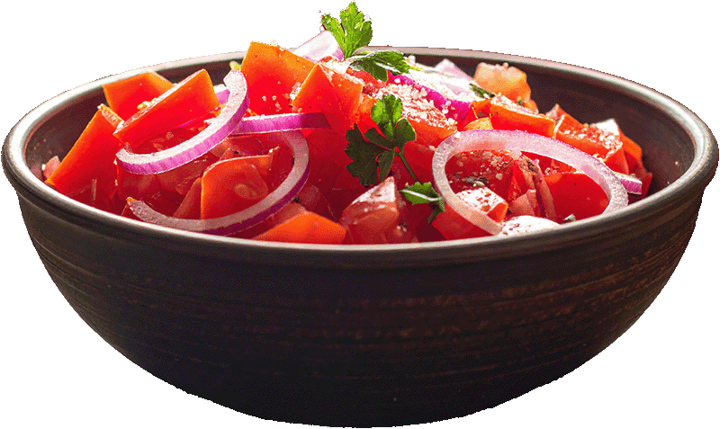 Tomatensalat aus gewürfelten Tomaten und feinen roten Zwiebeln mit Petersilie