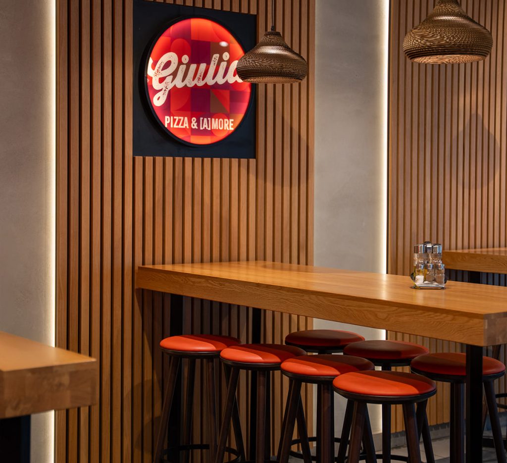 Giulia Pizza Königstraße Tisch mit Barhocken