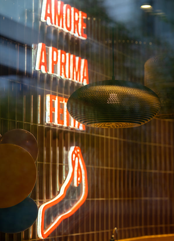 Leuchtschrift bei Giulia Pizza an der Wand