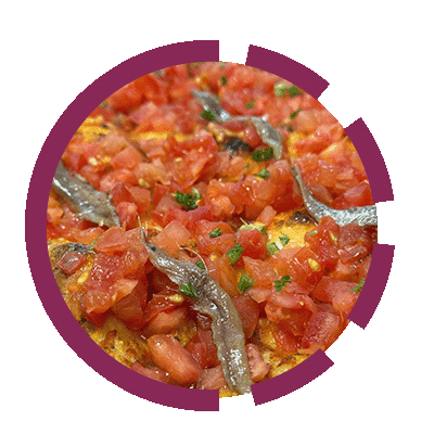 Pizza mit fruchtigen Tomatenwürfeln und würzigen Sardellen